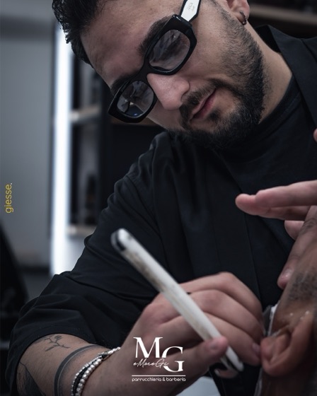 Il barbiere al lavoro &mdash; eMmeGi, scatto di Giesse Agency.
