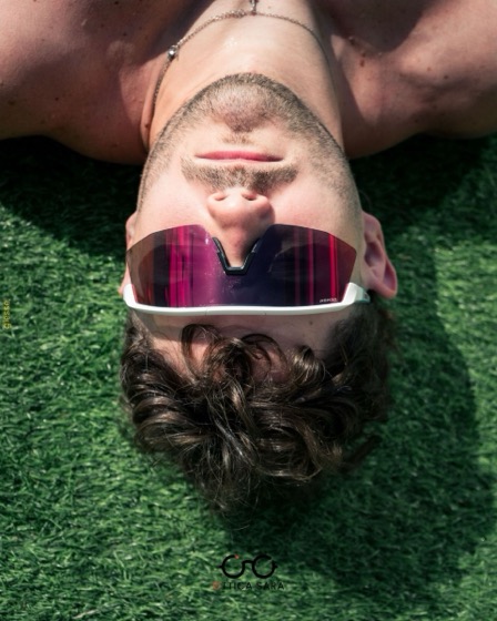 Scatto dall&rsquo;alto sull&rsquo;erba &mdash; Ottica Sara, scatto di Giesse Agency.