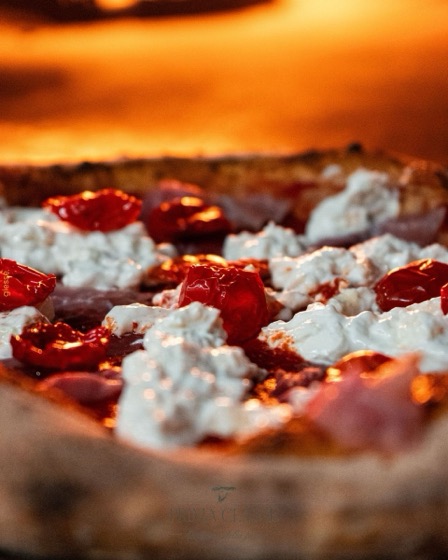 Burrata e pomodorini, primo piano &mdash; Prima Classe, scatto di Giesse Agency.