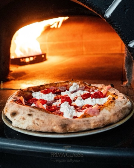 Pizza nel forno a legna &mdash; Prima Classe, scatto di Giesse Agency.